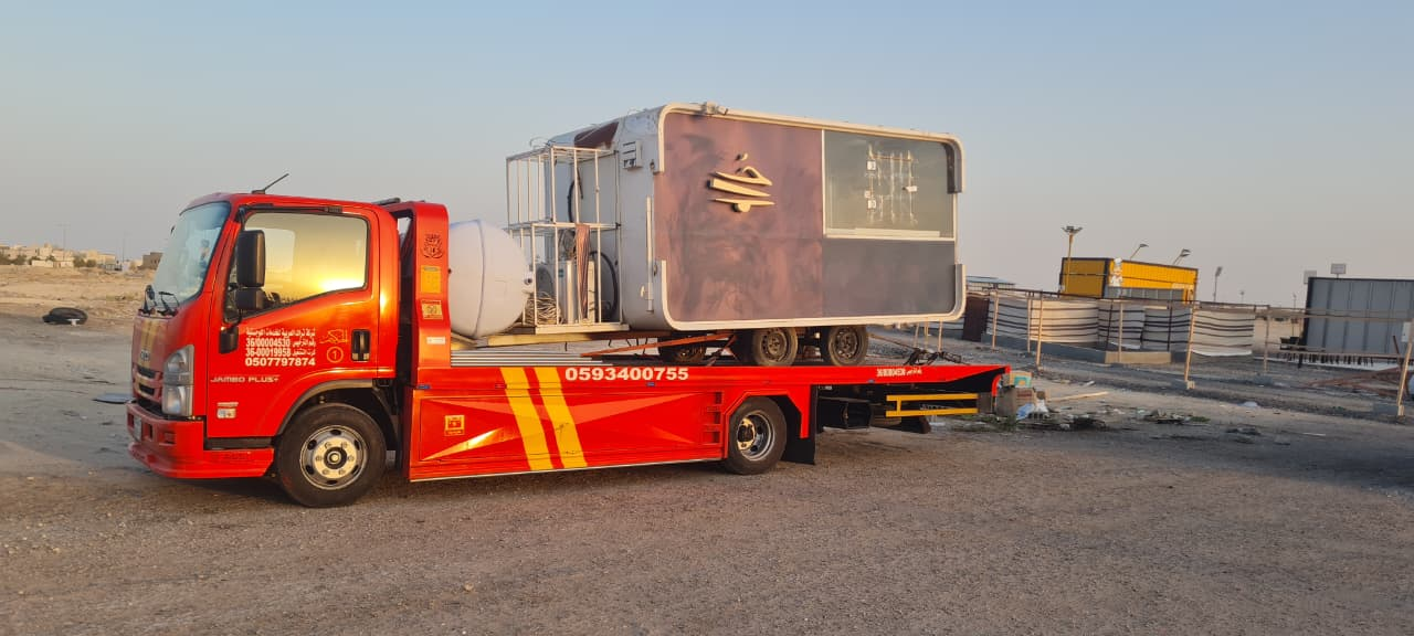 نقل سيارة مرسيدس S-Class بسطحة في الأحساء ليلًا