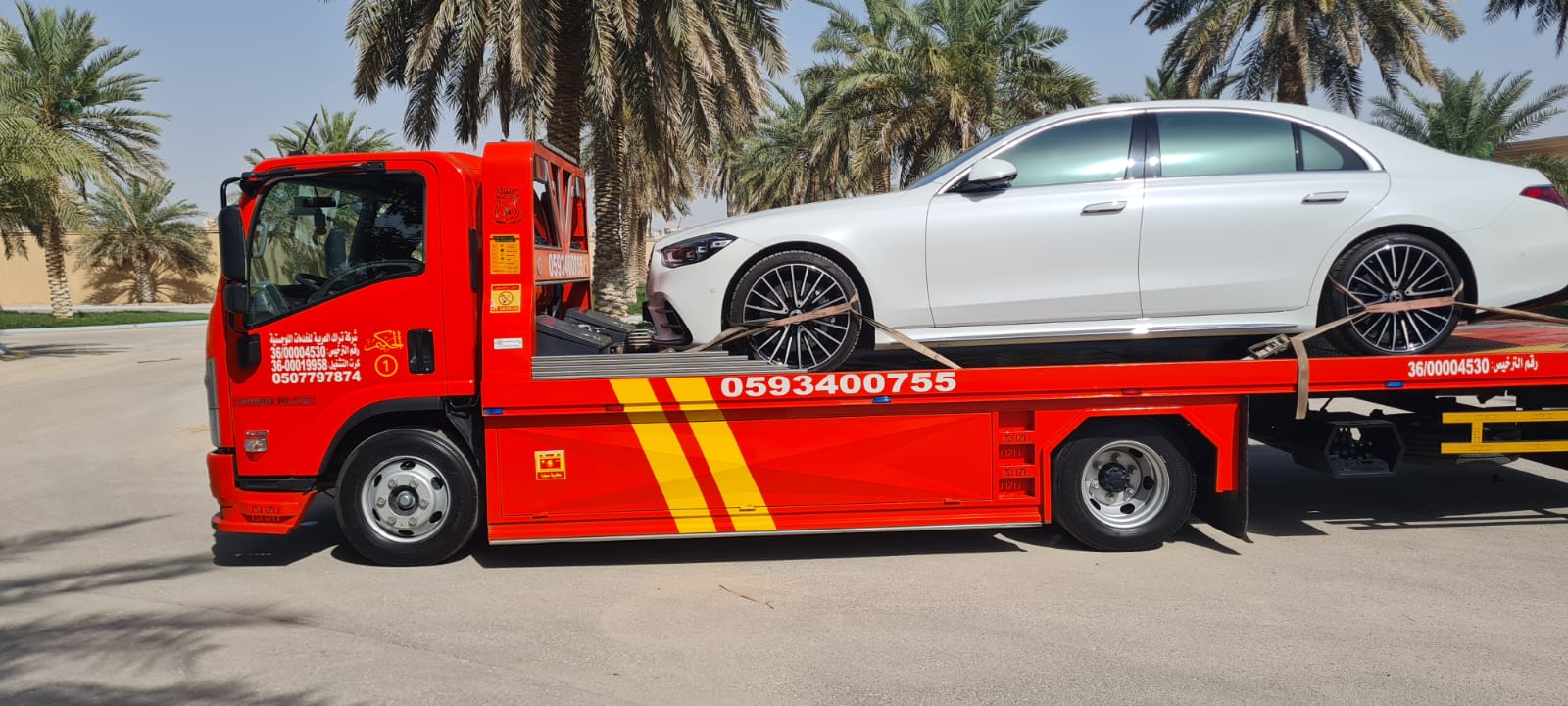 سطحة هيدروليك حمراء تنقل سيارة BMW فاخرة في الأحساء