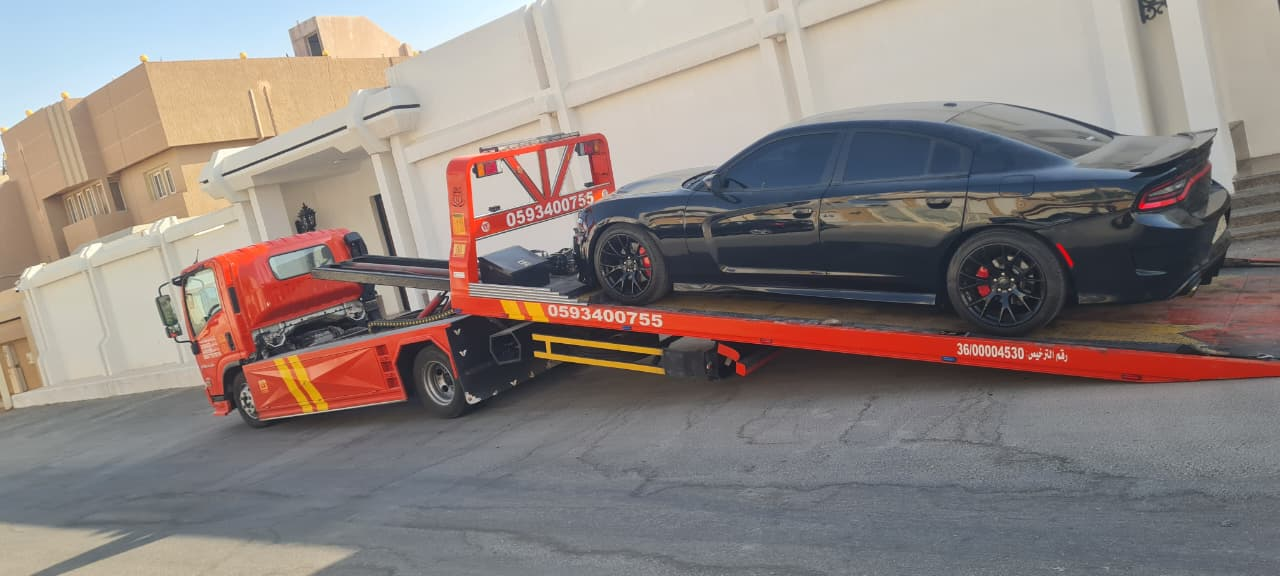 سطحة برتقالية تنقل سيارة مرسيدس G-Class في الهفوف