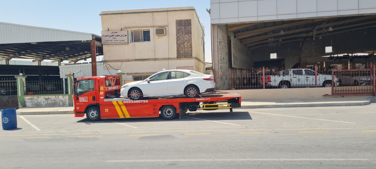 سطحة هيدروليك حمراء تنقل سيارة BMW فاخرة في الأحساء
